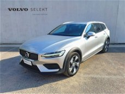 Volvo V60 Cross Country D4 AWD Geartronic Business Plus del 2019 usata a Bari