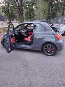 Abarth 595 Cabrio con interni in pelle rossa