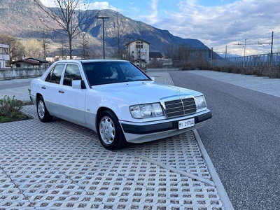 Usato 1991 Mercedes E200 2.0 Benzin 118 CV (8.950 €)