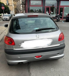 Usato 2004 Peugeot 206 1.4 Benzin 75 CV (1.800 €)