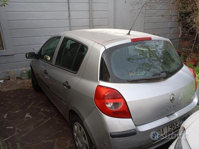 Usato 2006 Renault Clio Benzin (2.300 €)