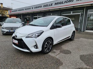 TOYOTA Yaris 1.5 5 porte Lounge Benzina