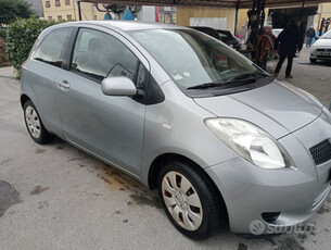 Usato 2006 Toyota Yaris 1.0 Benzin 69 CV (2.700 €)