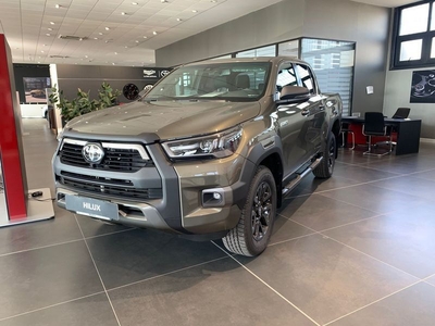 Toyota Hilux 2.8 D A/T 4WD 4 porte Double Cab Invincible