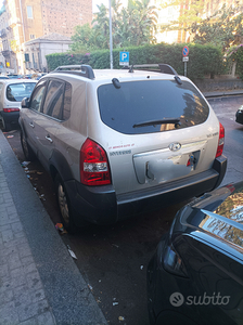 Vendesi Hyundai Tucson 2007 benzina