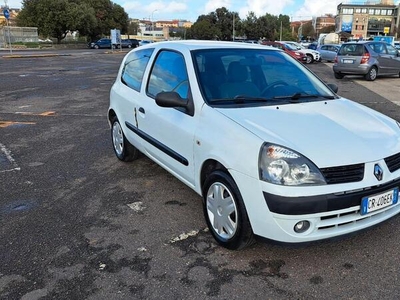 Usato 2004 Renault Clio II 1.1 Benzin 75 CV (3.450 €)