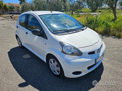 Aygo con navigatore sensori di parcheggio ecc