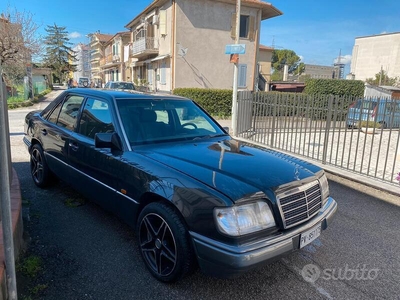 Usato 1994 Mercedes E200 Benzin (3.500 €)