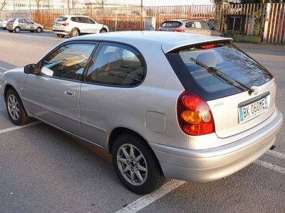 Usato 2000 Toyota Corolla 1.4 Benzin 97 CV (2.900 €)