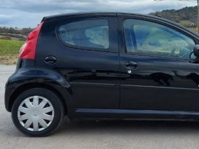 Usato 2008 Peugeot 107 1.0 Benzin 68 CV (3.500 €)