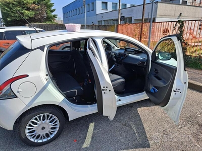 Usato 2017 Lancia Ypsilon 1.2 Benzin 69 CV (8.900 €)