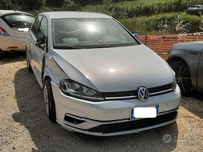 Volkswagen Golf 1.6 tdi 115cv 2017 incidentata