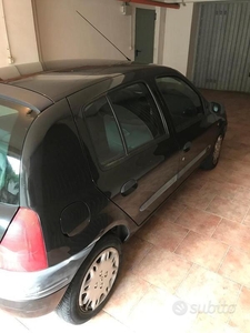 Usato 2001 Renault Clio II Benzin (1.000 €)