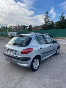 Usato 2002 Peugeot 206 Benzin (1.700 €)