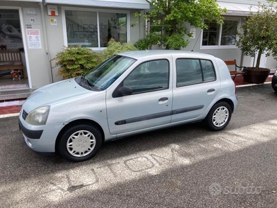 Usato 2004 Renault Clio II 1.1 Benzin 75 CV (1.150 €)