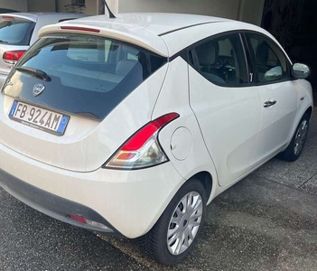 Usato 2015 Lancia Ypsilon 1.2 Benzin 69 CV (8.000 €)