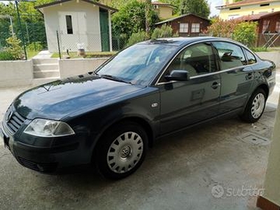 VOLKSWAGEN Passat 5ª serie - 2001