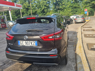 Nissan Qashqai nera con tettuccio panoramico