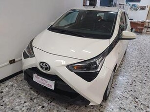 Toyota Aygo Connect 1.0 VVT-i 72 CV 5 p. E6 X-PLAY