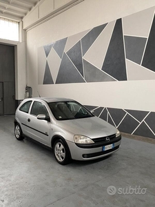 Usato 2001 Opel Corsa 1.2 Benzin 75 CV (2.600 €)