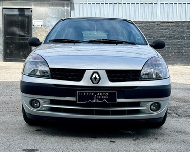 Usato 2002 Renault Clio II 1.1 Benzin 75 CV (2.900 €)