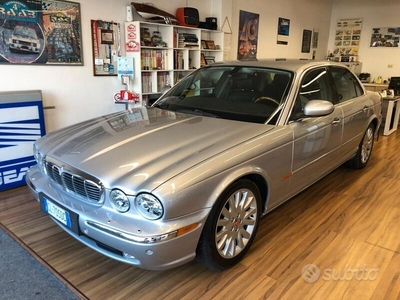 Usato 2003 Jaguar XJ8 4.2 Benzin 300 CV (13.900 €)