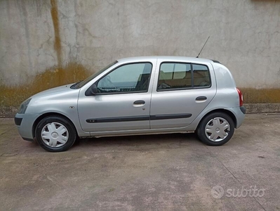 Usato 2004 Renault Clio II 1.1 Benzin 58 CV (1.900 €)