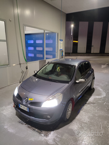 Usato 2008 Renault Clio 1.1 Benzin 75 CV (2.800 €)