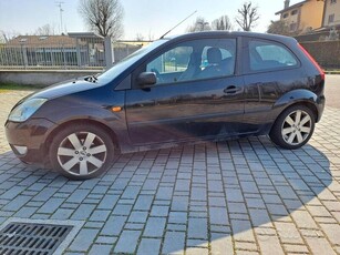 Usato 2004 Ford Fiesta 1.2 Benzin 75 CV (2.200 €)