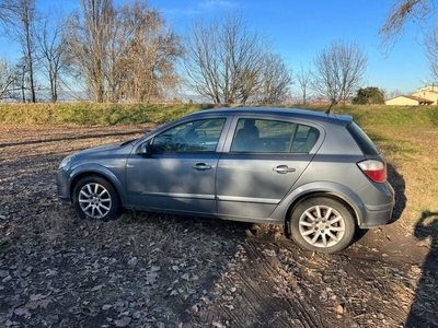 Usato 2005 Opel Astra 1.7 Diesel 101 CV (1.950 €)