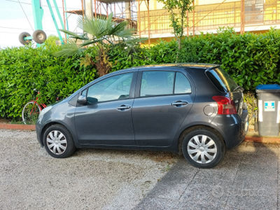 Auto Yaris anno 2007 k 140.000