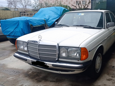 Usato 1982 Mercedes 200 2.0 Benzin 109 CV (4.900 €)