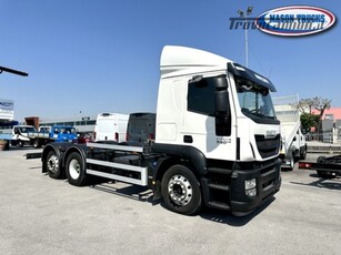 IVECO STRALIS 330, passo 3805, 3°asse sterzante, 2015, km 580.000