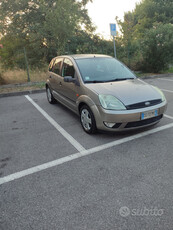 Usato 2004 Ford Fiesta 1.2 Benzin 75 CV (2.500 €)