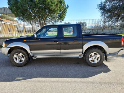 Nissan Navara 2.5 diesel con Gancio di Traino