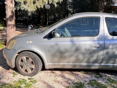 Usato 2002 Toyota Yaris Benzin (1.700 €)