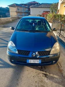 Usato 2004 Renault Clio II Benzin (1.000 €)