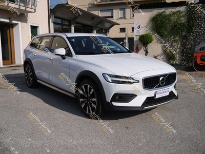 Volvo V60 Cross Country B4