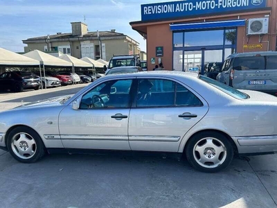 Usato 1996 Mercedes E200 2.0 Benzin 136 CV (4.800 €)