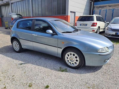 Usato 2002 Alfa Romeo 147 1.6 Benzin 105 CV (1.500 €)