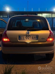 Usato 2003 Renault Clio II 1.2 Benzin 58 CV (2.470 €)