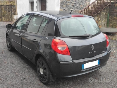 Usato 2005 Renault Clio Benzin (2.800 €)
