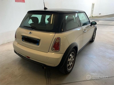 Usato 2006 Mini Cooper 1.3 Benzin 116 CV (3.400 €)