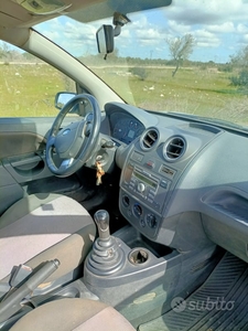 Usato 2007 Ford Fiesta Benzin (600 €)