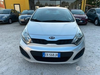 Usato 2013 Kia Rio 1.2 Benzin 85 CV (7.400 €)