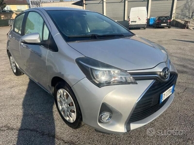 Usato 2015 Toyota Yaris 1.4 Benzin 90 CV (5.950 €)