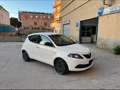 Ypsilon Hybrid 1.0 Gold 70 cv