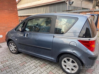 Usato 2006 Peugeot 1007 1.4 Benzin 88 CV (3.000 €)