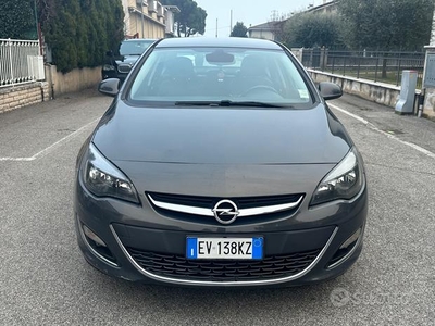 Opel Astra berlina 2014