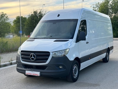 Mercedes-Benz Sprinter larga con trampilla